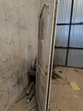 Puerta exterior aluminio blanca