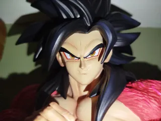 Figura Goku SSJ4