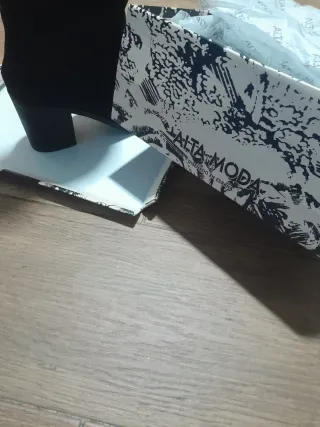 Botas altas negras talla 40 nuevas en caja