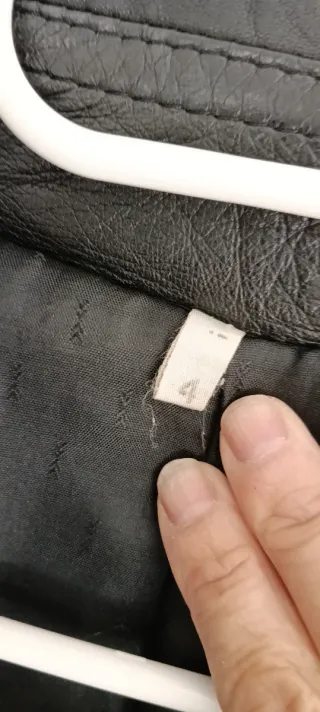 Cazadora de piel negra