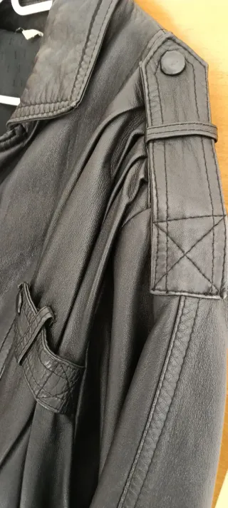 Cazadora de piel negra