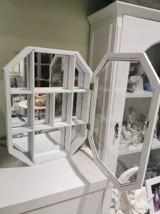 Piccola vetrina in legno da appendere