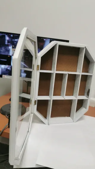 Piccola vetrina in legno da appendere