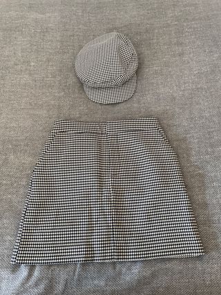 Falda y gorra cuadros blanco y negro