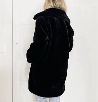 Abrigo pelo largo negro Mango