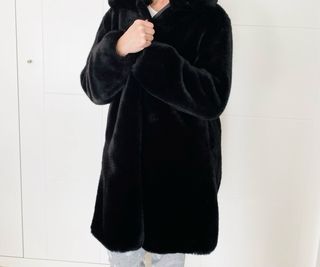 Abrigo pelo largo negro Mango
