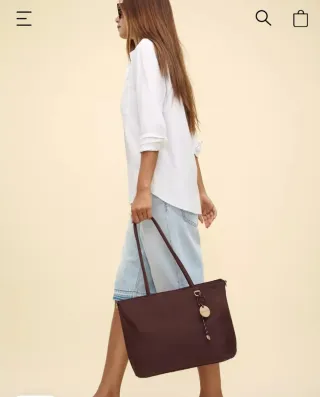 Bolso shopper Stradivarius tejido con charm