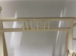 Mesa de máquina de coser antigua