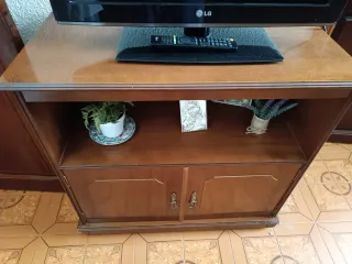 Mueble de madera marrón