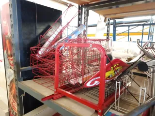 Estanterías metálicas rojas