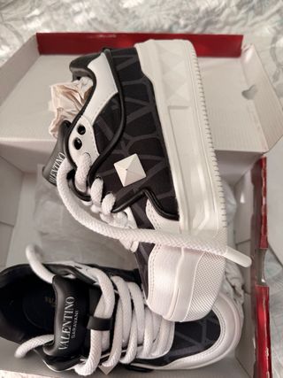 Zapatos Valentino Garavani Negros y Blancos