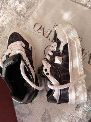 Zapatos Valentino Garavani Negros y Blancos