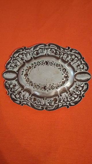 Cenicero antiguo metálico ovalado