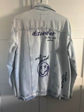 Chaqueta vaquera con texto