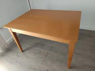 Mesa de comedor de madera