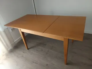 Mesa de comedor de madera
