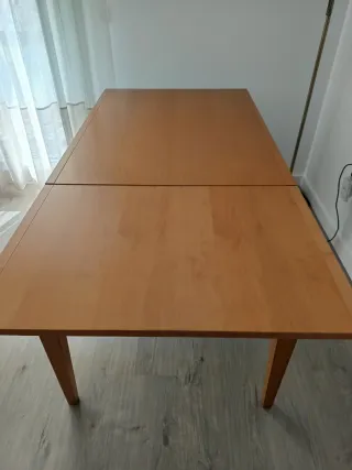 Mesa de comedor de madera