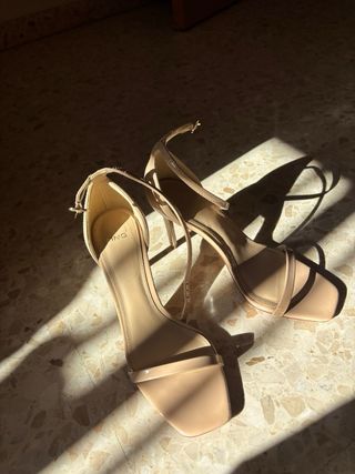 Tacones finos beige