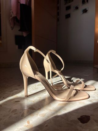 Tacones finos beige