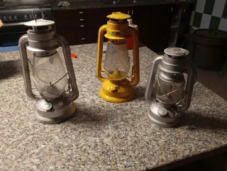 Lanterne antiche in metallo e vetro