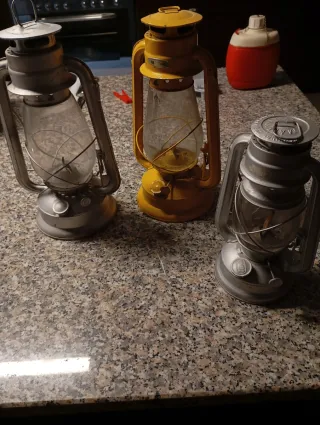 Lanterne antiche in metallo e vetro