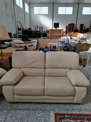 PAR DE SOFÁS DE CUERO BEIGE