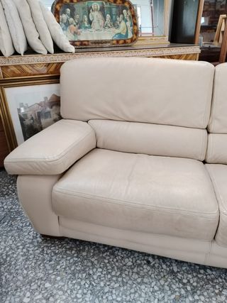 PAR DE SOFÁS DE CUERO BEIGE