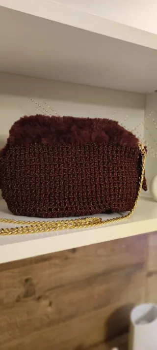 Borsa uncinetto con dettagli oro