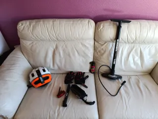 Pack componentes bicicleta: guantes, bomba