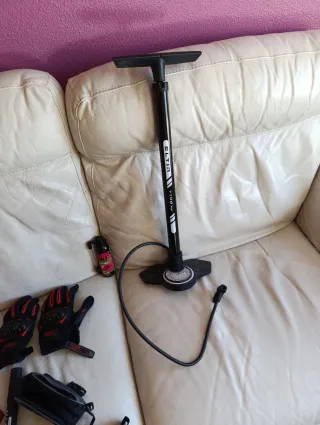 Pack componentes bicicleta: guantes, bomba