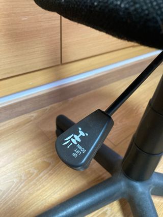 Silla de oficina negra con ruedas