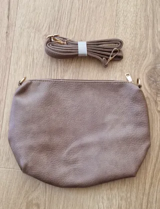 Bolso bandolera marrón con correa dorada