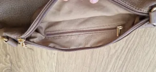 Bolso bandolera marrón con correa dorada