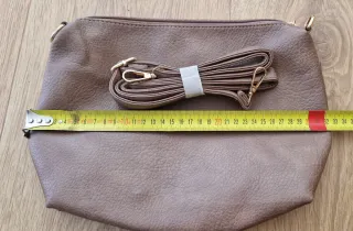 Bolso bandolera marrón con correa dorada