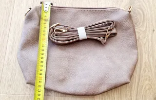 Bolso bandolera marrón con correa dorada