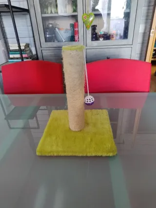 Rascador para gato con juguete