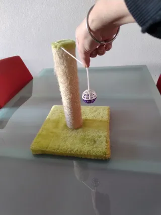 Rascador para gato con juguete