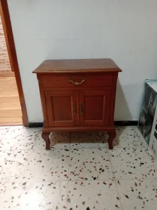 Dos mesas de noche antiguas de madera