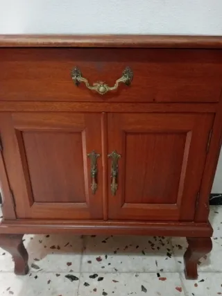 Dos mesas de noche antiguas de madera