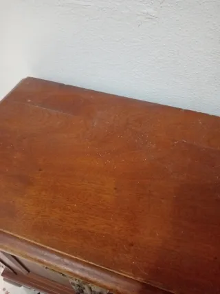 Dos mesas de noche antiguas de madera