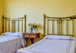 Cabecero de metal dorado estilo antiguo