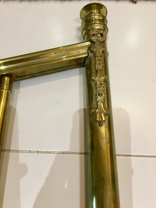 Cabecero de metal dorado estilo antiguo