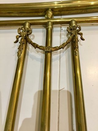 Cabecero de metal dorado estilo antiguo