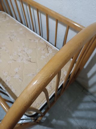 Cuna de bebé de madera
