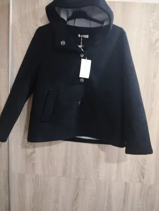 Chaqueta negra con capucha