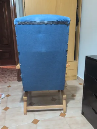 Mecedora butaca azul y madera