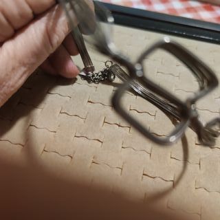 Girocollo in filo metallico con quadrato