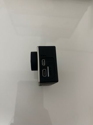 GoPro Hero 4 con carcasa y accesorios