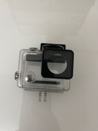 GoPro Hero 4 con carcasa y accesorios