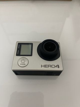 GoPro Hero 4 con carcasa y accesorios